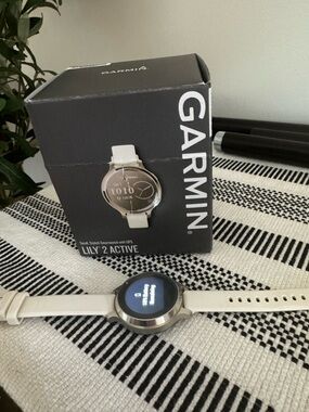 garmin Lily 2 Active Smartwatch - White and Silver